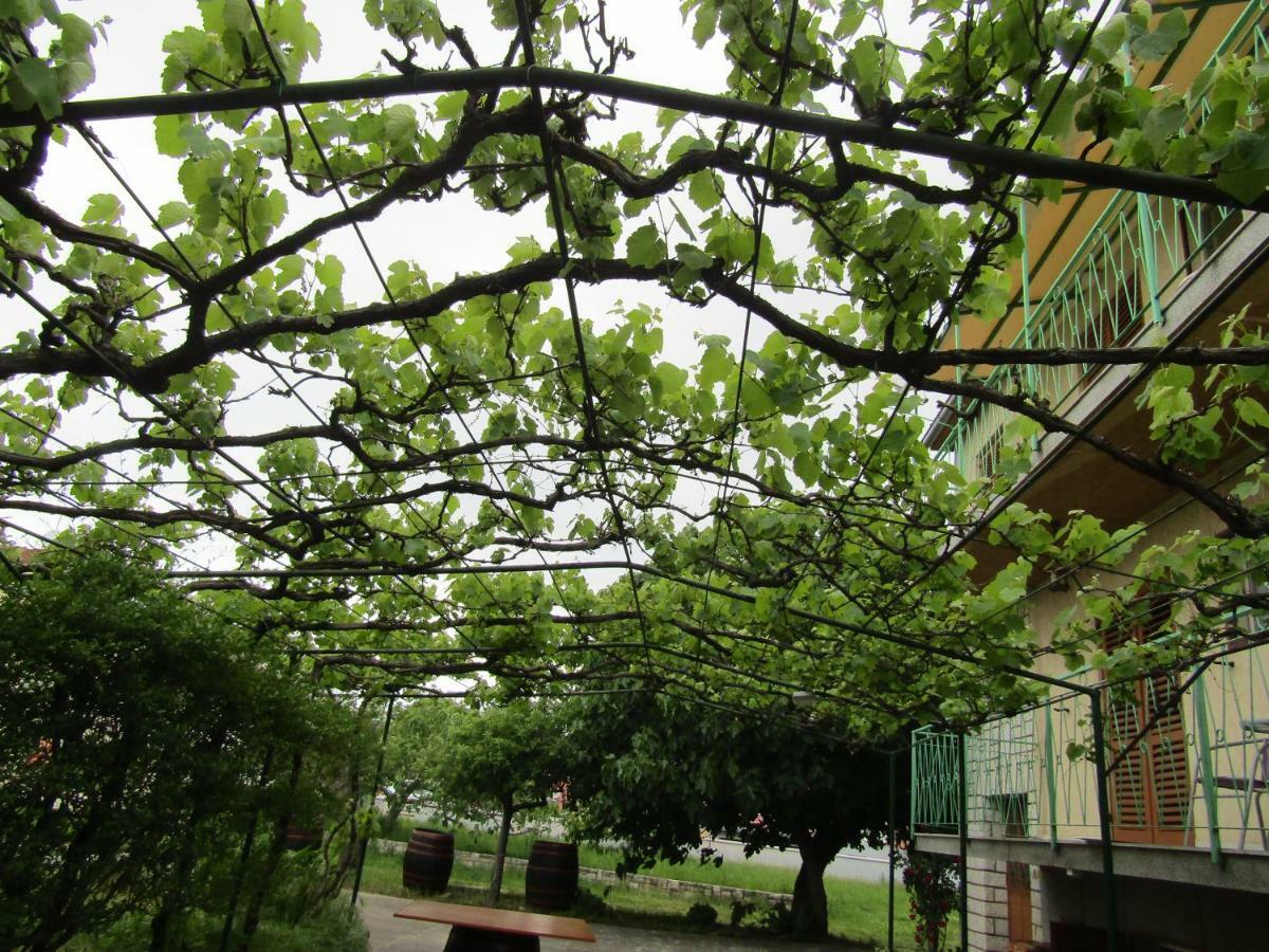 Green Garden Apartments Ровин Екстериор снимка